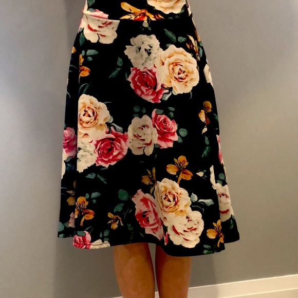 A pack of three floral skirts. - Picture 2 of 3